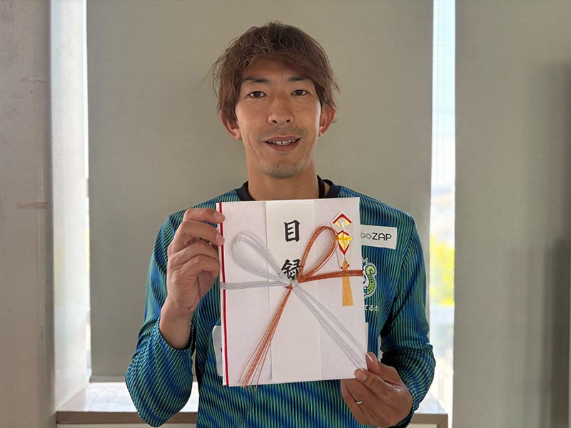還元金目録贈呈の様子