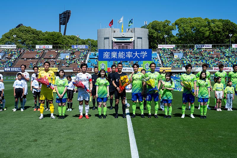 花束贈呈と集合写真2