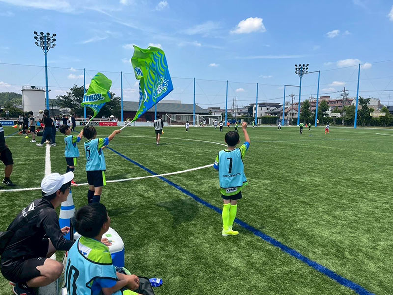 真剣な表情でプレーするスクール生
