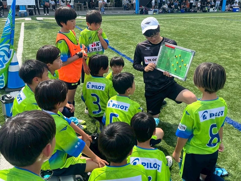 仲間と声を掛け合うスクール生