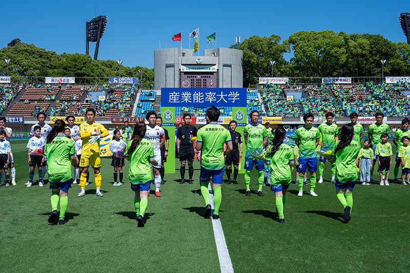 花束贈呈と集合写真1