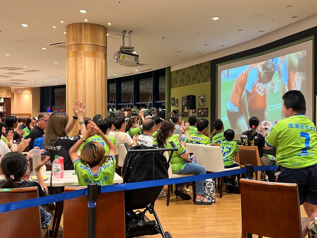 ブレスレットをつけて応援する会場風景